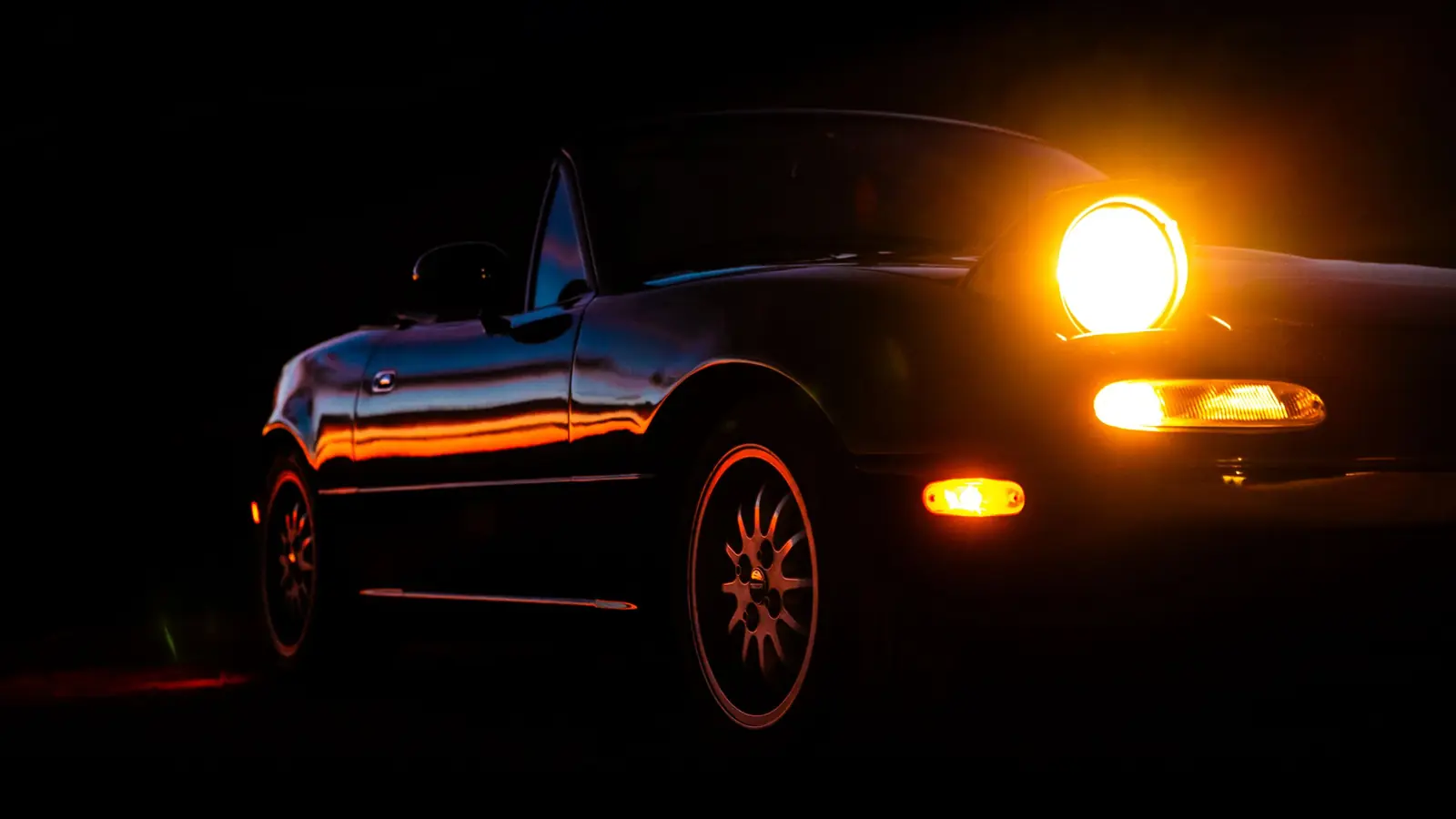 Cabriolet de nuit, phare allumé