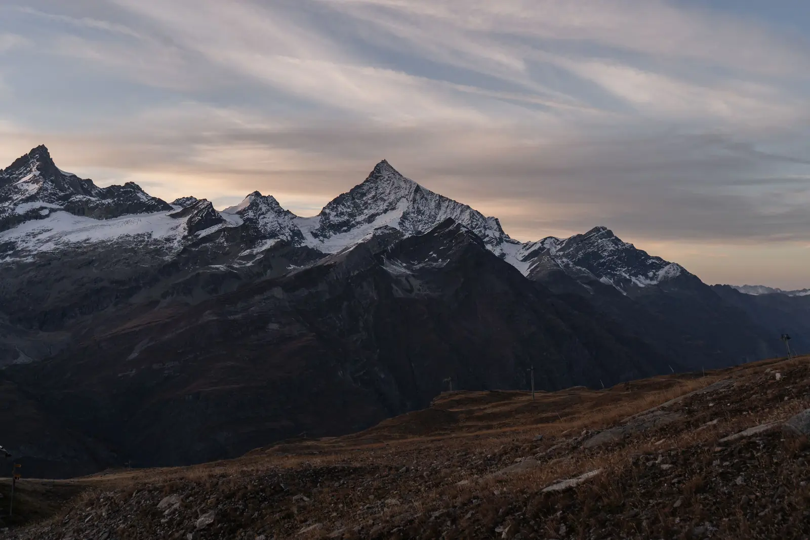 Sommets alpins au crépuscule