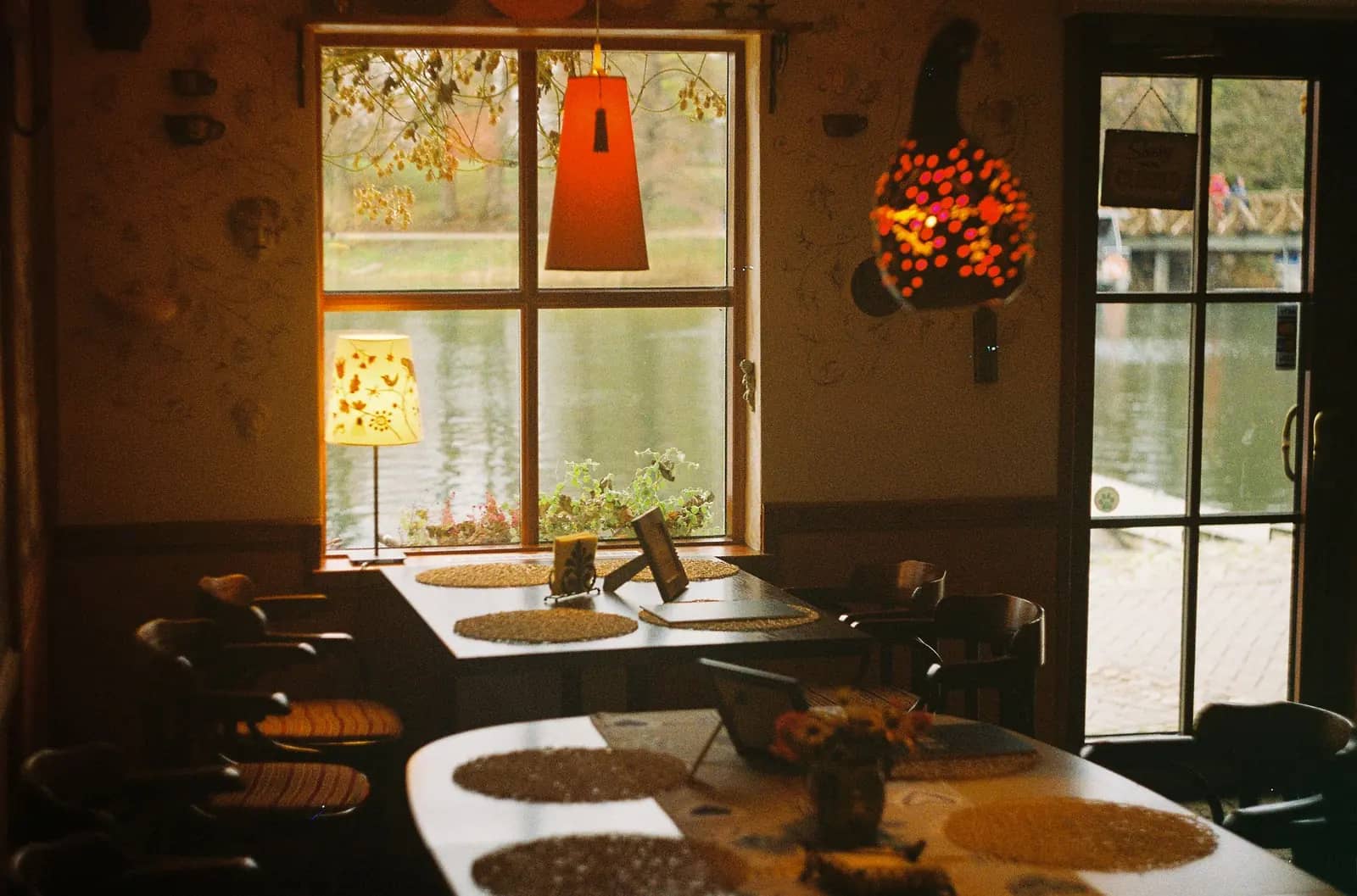 Salle de restaurant chaleureuse en fin de journée