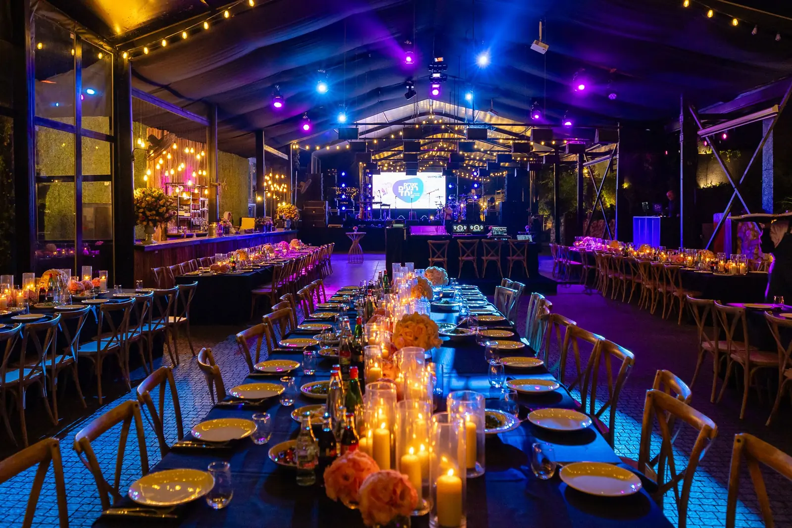 Salle de réception éclairée pour une soirée