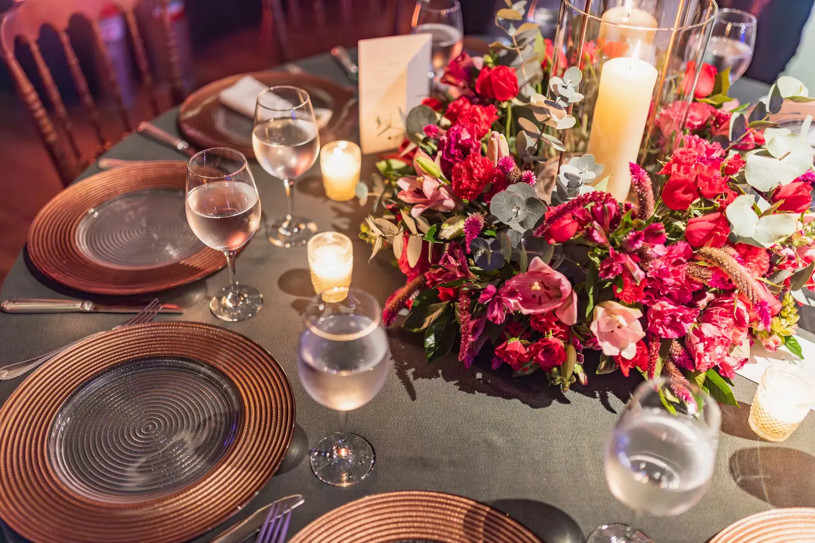 Table de gala avec bougies et fleurs rouges