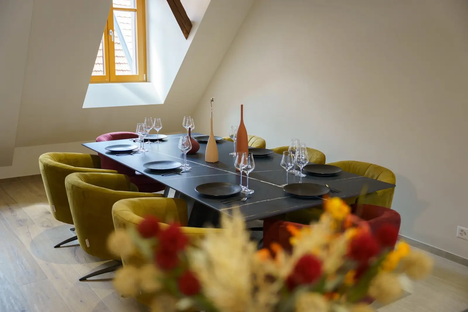 Grande table dressée sous les poutres du Rooftop