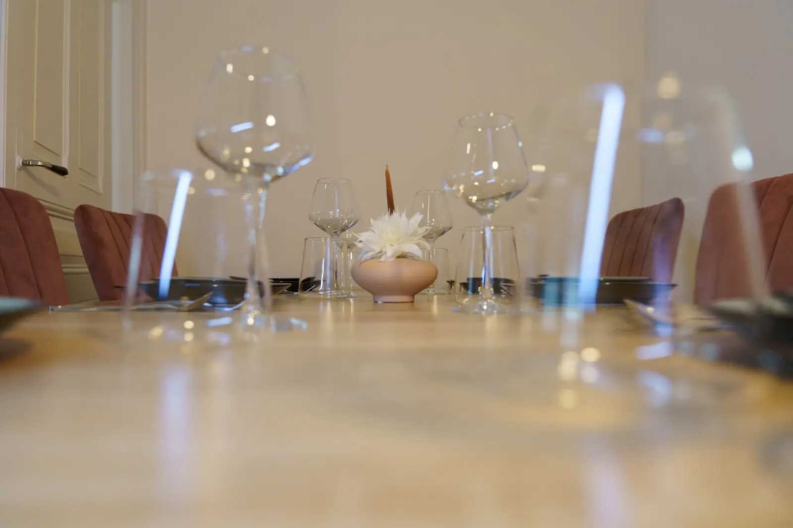 Verres en cristal sur une table en bois clair